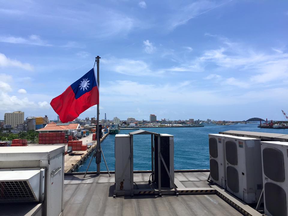 離開石垣島近拍麗娜船上的中華民國國旗