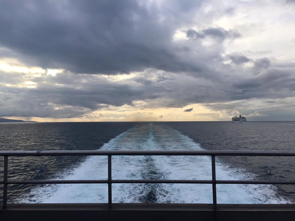麗娜輪啟航往石垣島,後拍船後行駛中的海水波浪