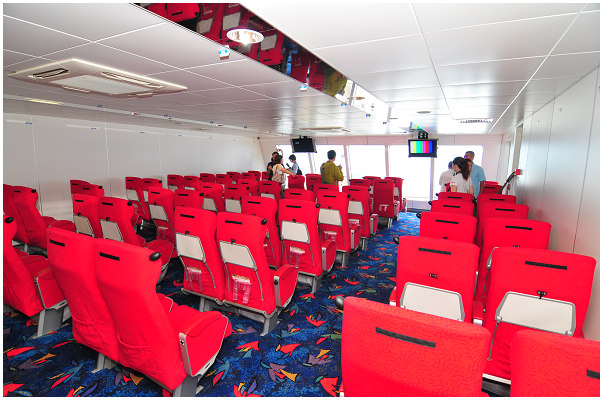 麗娜輪T3的後段為商務艙，設有112個座位，面朝船尾。