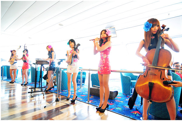 慶祝開航，麗娜輪特別邀請現代女子國樂團「無雙」登船演奏