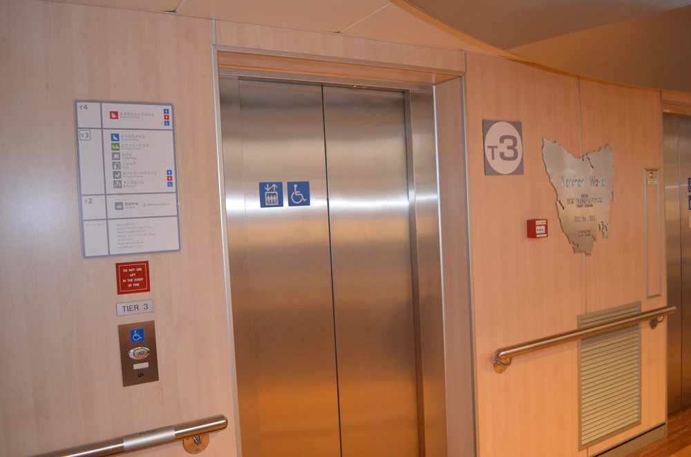 麗娜輪配備電梯，供不便爬樓梯的老弱婦孺使用
