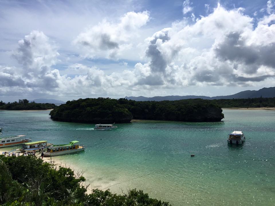 石垣島海景,有觀光船停靠及行駛中的