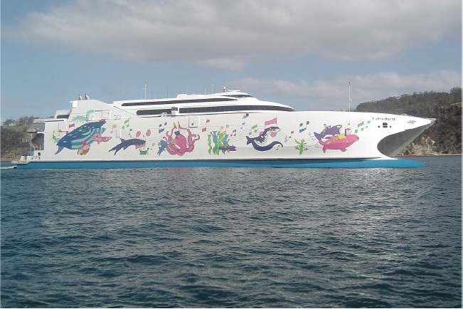 麗娜輪側面全身照